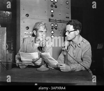 Le capitaine américain Louis Zamperini de Los Angelos, Californie, récemment libéré après avoir passé 28 mois dans un camp de prisonniers japonais, avec Joe Laitin, NBC et correspondant de Reuters, diffusant aux États-Unis sur le Manila Station RCAC, U.S. Army signal corps, le 27 septembre 1945 Banque D'Images