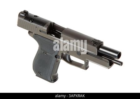 Pistolet semi-automatique moderne avec glissière verrouillée en arrière et chambre exposée, isolé sur fond blanc Banque D'Images