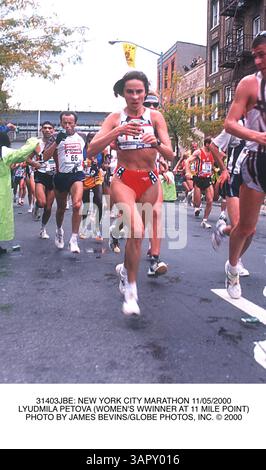 JAN. 1, 2011 - 31403JBE : NEW YORK CITY MARATHON 11/05/2000.LYUDMILA PETOVA (WWINNER FÉMININ À 11 MILE POINT). JAMES BEVINS/ 2000(crédit image : © Globe photos/ZUMAPRESS.com) Banque D'Images