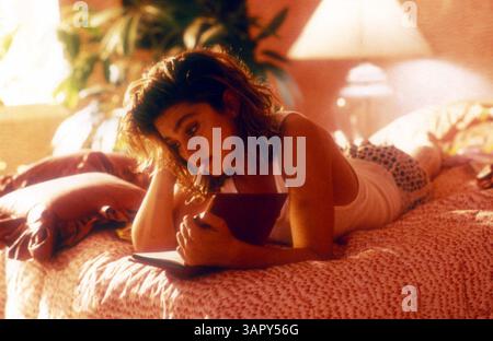 DATE DE SORTIE : 29 mars 1985. TITRE DU FILM : Desperately Seeking Susan. RÉALISATEUR : Susan Siedelman. STUDIO : Orion Pictures. INTRIGUE : Bored Roberta voit une annonce personnelle régulière dans le journal intitulée « Desperately Seeking Susan ». Elle part pour New York, suivant une des annonces, et trouve Susan. Lorsque Susan vend sa veste, Roberta - essayant d'imiter son auteur de publicité mystère - achète la veste et la porte. SUR LA PHOTO : MADONNA comme Susan. (Crédit image : © Orion Pictures/Entertainment Pictures via ZUMA Wire) Banque D'Images