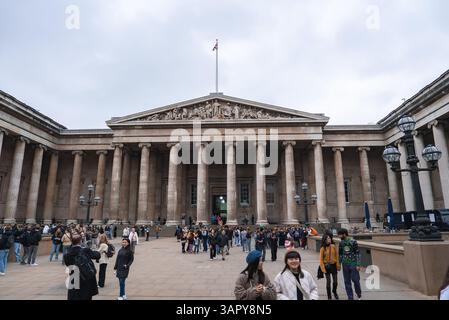 Façade du British Museum avec colonnes ioniques et drapeau Union Jack Banque D'Images
