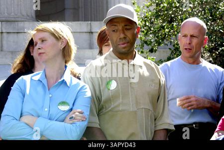 2002 NYC, NY : PARTICIPANTS BRUCE WILLIS, RUSSELL SIMMONS ET CYNTHIA NIXON. L'alliance exige que le gouverneur George Pataki règle le procès de l'école ''dites que les actions parlent plus fort que les mots ; l'éducation de 8e année n'est pas suffisante'' sur les marches de la Cour suprême de l'État de New York. (Crédit image : © Globe photos/ZUMA Wire) Banque D'Images