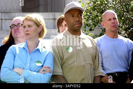 2002 NYC, NY : PARTICIPANTS BRUCE WILLIS, RUSSELL SIMMONS ET CYNTHIA NIXON. L'alliance exige que le gouverneur George Pataki règle le procès de l'école ''dites que les actions parlent plus fort que les mots ; l'éducation de 8e année n'est pas suffisante'' sur les marches de la Cour suprême de l'État de New York. (Crédit image : © Globe photos/ZUMA Wire) Banque D'Images