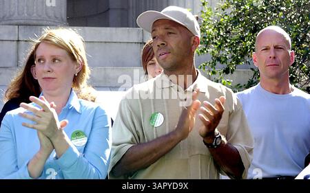 2002 NYC, NY : PARTICIPANTS BRUCE WILLIS, RUSSELL SIMMONS ET CYNTHIA NIXON. L'alliance exige que le gouverneur George Pataki règle le procès de l'école ''dites que les actions parlent plus fort que les mots ; l'éducation de 8e année n'est pas suffisante'' sur les marches de la Cour suprême de l'État de New York. (Crédit image : © Globe photos/ZUMA Wire) Banque D'Images