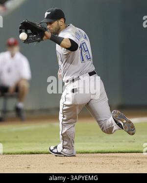 24 juillet 2011 - Arlington, TX, États-Unis - Jose Bautista (19 ans), le joueur de droite des Blue Jays de Toronto, chasse un coup de Nelson Cruz des Texas Rangers pour une sortie en fin de septième manche le dimanche 24 juillet 2011 à Arlington, Texas. Les Blue Jays ont gagné 3-0. (Crédit image : © Richard W. Rodriguez/Fort Worth Star-Telegram/MCT/ZUMAPRESS.com) Banque D'Images