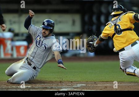 25 juillet 2011 - Oakland, CA, USA - Sean Rodriguez des Rays de Tampa Bay marque contre Kurt Suzuki d'Oakland Athletics en troisième manche au Coliseum O.co d'Oakland, Californie, le lundi 25 juillet 2011. (Crédit image : © Susan Tripp Pollard/MCT/ZUMAPRESS.com) Banque D'Images