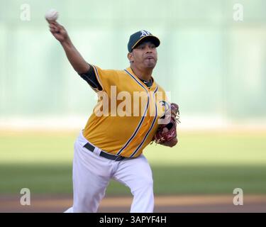 25 juillet 2011 - Oakland, CA, États-Unis - le lanceur de départ d'Oakland Athletics Guillermo Moscoso affronte les rayons de Tampa Bay au Coliseum O.co à Oakland, Californie, le lundi 25 juillet 2011. (Crédit image : © Susan Tripp Pollard/MCT/ZUMAPRESS.com) Banque D'Images
