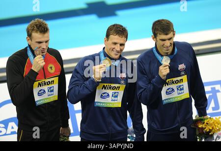 26 juil. 2011 ; Shanghai, CHINE ; médaillé d'argent Michael Phelps, des États-Unis, pose avec son coéquipier médaillé d'or Ryan Lochte et le médaillé de bronze Paul Biedermann, d'Allemagne, après la finale masculine du 200 m nage libre lors du onzième jour des 14e Championnats du monde FINA à l'Oriental Sports Center. (Crédit image : © Jianmin Liu/Osports via ZUMA Wire) Banque D'Images