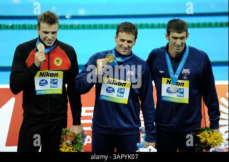 26 juil. 2011 ; Shanghai, CHINE ; médaillé d'argent Michael Phelps, des États-Unis, pose avec son coéquipier médaillé d'or Ryan Lochte et le médaillé de bronze Paul Biedermann, d'Allemagne, après la finale masculine du 200 m nage libre lors du onzième jour des 14e Championnats du monde FINA à l'Oriental Sports Center. (Crédit image : © Jianmin Liu/Osports via ZUMA Wire) Banque D'Images