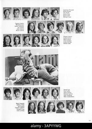 Annuaire 1977 de Park Center High, Pirate vol. VI : trésors, sert de dossier complet de l'année scolaire 1972-1973, mettant en évidence les étudiants, les enseignants, les clubs, l'athlétisme, et divers événements scolaires tout au long de l'année. Banque D'Images