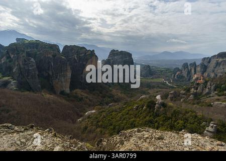 Célèbres formations rocheuses des Météores avec les monastères de Roussanou et Agios Nikolaos bâtissant sur les rochers, Kalambaka, Thessalie, Grèce Banque D'Images