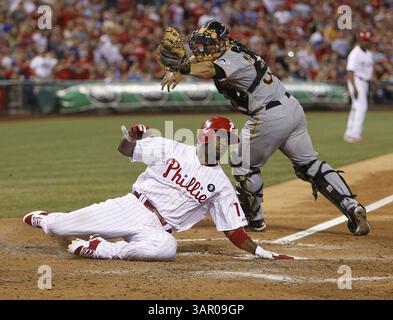 30 juillet 2011 - Philadelphie, PA, États-Unis - Jimmy Rollins des Philadelphia Phillies glisse sous l'étiquette de Michael McKenry, le receveur des Pirates de Pittsburgh, lors d'une action au Citizens Bank Park à Philadelphie, Pennsylvanie, le samedi 30 juillet 2011. (Crédit image : © Ron Cortes/Philadelphia Inquirer/MCT/ZUMAPRESS.com) Banque D'Images
