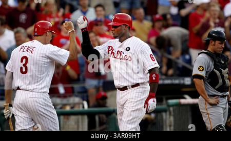 30 juillet 2011 - Philadelphie, PA, États-Unis - le chasseur des Phillies de Philadelphie Pence (3) félicite son coéquipier Ryan Howard, après son retour à domicile dans la première manche contre les Pirates de Pittsburgh au Citizens Bank Park à Philadelphie, Pennsylvanie, le samedi 30 juillet 2011. (Crédit image : © Ron Cortes/Philadelphia Inquirer/MCT/ZUMAPRESS.com) Banque D'Images