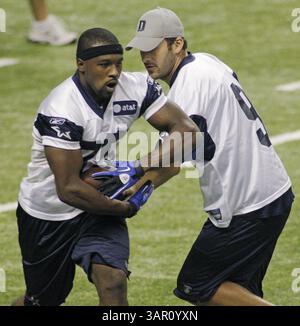 31 juillet 2011 - San Antonio, TX, États-Unis - Tony Romo, quarterback des Dallas Cowboys, remet le ballon au Running back Lonyae Miller pendant l'entraînement de l'équipe à l'Alamo Dome de San Antonio, Texas, le dimanche 31 juillet 2011. (Crédit image : © Paul Moseley/Fort Worth Star-Telegram/MCT/ZUMAPRESS.com) Banque D'Images