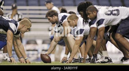 31 juillet 2011 - San Antonio, TX, États-Unis - la ligne offensive des Cowboys de Dallas se prépare pour un match lors de l'entraînement de l'équipe à l'Alamo Dome de San Antonio, Texas, le dimanche 31 juillet 2011. (Crédit image : © Paul Moseley/Fort Worth Star-Telegram/MCT/ZUMAPRESS.com) Banque D'Images