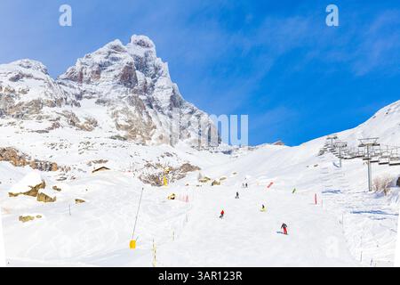 BREUIL-CERVINIA, ITALIE - 13 décembre 2024 : Monte Cervino (Matterhorn) vu du Plan Maison en décembre, Breuil-Cervinia, Val d'Aoste, Italie Banque D'Images