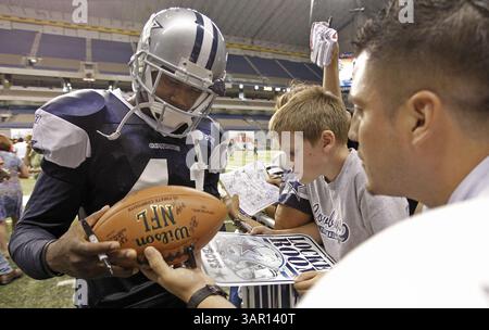 31 juillet 2011 - San Antonio, TX, USA - Terence Newman, cornerback des Dallas Cowboys, signe des autographes après l'entraînement de l'équipe à l'Alamo Dome de San Antonio, Texas, le dimanche 31 juillet 2011. (Crédit image : © Paul Moseley/Fort Worth Star-Telegram/MCT/ZUMAPRESS.com) Banque D'Images