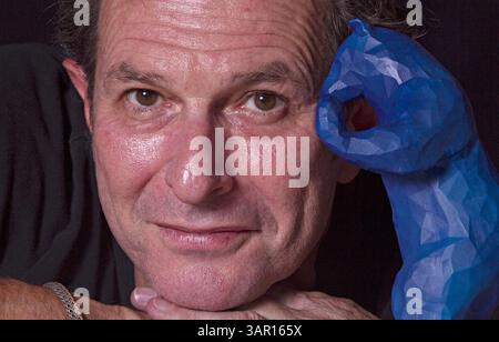 25 juillet 2011 - Denver, CO, États-Unis - Lawrence argent, professeur d'art de l'Université de Denver, est assis avec une version miniature de sa sculpture, ''je vois ce que vous voulez dire'', le lundi 25 juillet 2011, dans son bureau à l'école de Denver, Colorado. La sculpture de deux étages, connue sous le nom de ''Big Blue Bear'' par beaucoup de gens à Denver, regarde dans les fenêtres du Colorado Convention Center dans le centre-ville de Denver. (Crédit image : © Werner R Slocum/MCT/MCT/ZUMAPRESS.com) Banque D'Images