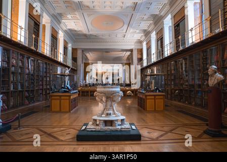 Grand Hall intérieur d'un musée ou d'une bibliothèque à Londres avec des artefacts Banque D'Images