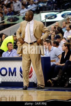 25 avril 2011 : Nate McMillan, entraîneur-chef des Trail Blazers de Portland, lors d'un match éliminatoire de la première ronde de la NBA Western Conference entre les Trail Blazers de Portland et les Mavericks de Dallas au American Airlines Center de Dallas, Texas Dallas a battu Portland 93-82(crédit image : © Albert Pena/Cal Sport Media/ZUMAPRESS.com) Banque D'Images