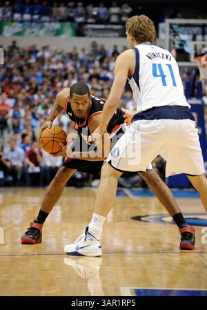 25 avril 2011 : les Trail Blazers de Portland propulsent l'attaquant Marcus Camby #23 lors d'un match des éliminatoires de la première ronde de la NBA Western Conference entre les Trail Blazers de Portland et les Dallas Mavericks au American Airlines Center de Dallas, TX Dallas a battu Portland 93-82(crédit image : © Albert Pena/Cal Sport Media/ZUMAPRESS.com) Banque D'Images