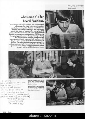 Ce Robbinsdale High Yearbook de 1976 reflète les événements clés de l'année scolaire 1975-1976, y compris l'athlétisme, les clubs étudiants et les faits saillants de la faculté. Banque D'Images
