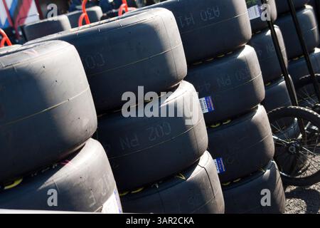 TALLADEGA, Al - 17 avril 2011 : les équipes de la NASCAR Sprint Cup obtiennent des pneus goodyear pour les Aaron's 499 au Talladega Superspeedway à Talladega, Al. (Crédit image : © ASP/Cal Sport Media/ZUMAPRESS.com) Banque D'Images