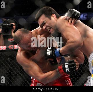 30 avril 2011 - Toronto, ONTARIO, Canada - TORONTO, ONTARIO : 30 AVRIL 2011 - Randy Couture, à gauche, affronte Lyoto Machida lors de leur combat contre les poids lourds légers lors de l'événement de l'UFC 129 au Rogers Centre à Toronto, Ontario, Canada, le samedi 30 avril 2011. (Crédit image : © Tim Fraser/Postmedia News/ZUMAPRESS.com) Banque D'Images
