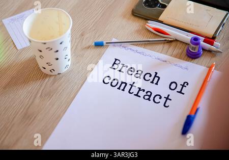 RUPTURE DE CONTRAT. texte dans le bloc-notes à côté des lunettes sur fond blanc. Banque D'Images