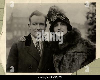 Cette image montre Galli Curci, une chanteuse d'opéra renommée, aux côtés de son mari, Homer Samuels. La photographie capture le couple dans un moment ensemble, mettant en valeur leur vie personnelle et professionnelle. Banque D'Images