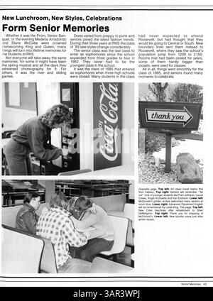 L'annuaire 'Sagamore 85 : Celebrate the moment' présente l'année scolaire 1984-1985 à l'école secondaire Roosevelt, documentant les faits marquants des étudiants, des professeurs, des clubs et des athlètes. Banque D'Images