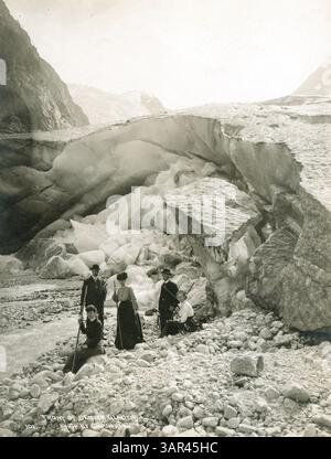 Photographie de deux hommes et trois femmes posant près du glacier de Denver. Les femmes sont habillées de longues jupes et chemisiers, et les hommes portent des costumes et des chapeaux. L'image a été capturée par C.L. Andrews et fait partie de la collection des bibliothèques de l'Université de l'Oregon. Banque D'Images