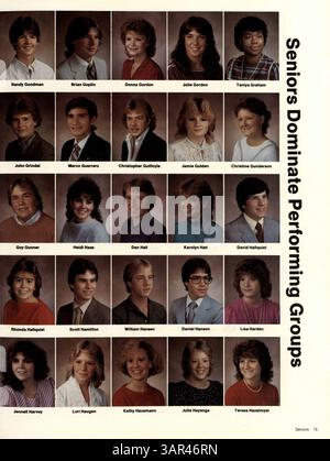 Cet annuaire 1985 de l'école secondaire Roosevelt, intitulé 'Sagamore '85 : Celebrate the moment', documente les activités, les étudiants, les enseignants et les événements importants de l'année scolaire 1984-1985, offrant un aperçu de la vie étudiante et des réalisations académiques. Banque D'Images