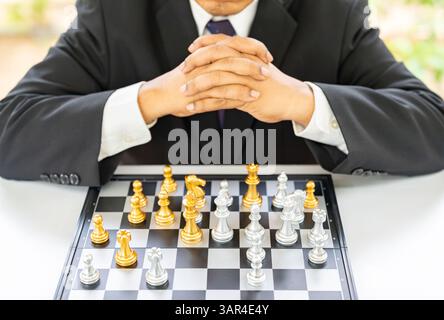 Homme d'affaires pense-t-il sur le jeu de compagnon d'échecs, concept de concurrence d'affaires et de décision. Banque D'Images