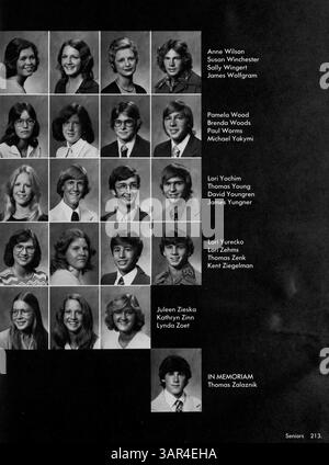 Cet annuaire de 1976 de Robbinsdale High School, intitulé 'Robin '76', reflète les activités de l'école, mettant en vedette les étudiants, les enseignants, les événements académiques, l'athlétisme, et les clubs scolaires de l'année 1975-1976. Banque D'Images