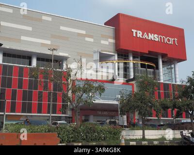 Sidoarjo, Indonésie - 26 septembre 2021 : Transmart est un lieu de shopping avec un concept nouveau et moderne qui combine hypermarchés, divertissement et fo Banque D'Images