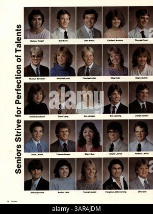 L'annuaire 1985 de l'école secondaire Roosevelt, 'Sagamore '85 : Celebrate the moment', se penche sur les faits saillants de l'année scolaire 1984-1985, y compris les réalisations des étudiants, l'athlétisme, le corps professoral et les activités parascolaires. Banque D'Images