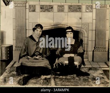 Margaret Fletcher, secrétaire des Campfire Girls, intronise Amelita Galli-Curci dans l'ordre lors d'une récente visite à Minneapolis. Galli-Curci était une soprano d'opéra renommée. Banque D'Images