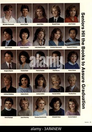 L'annuaire 1985 'Sagamore '85' de Roosevelt High School capture l'essence de l'année scolaire 1984-1985, mettant en évidence les réalisations des étudiants, les professeurs, l'athlétisme et les nombreux événements de l'école. Banque D'Images