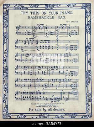 La couverture arrière comporte un extrait musical pleine page de 'Ramshackle Rag', une chanson de Ted Snyder, imprimée à l'encre bleu marine sur un fond clair. Banque D'Images