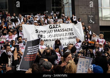 Paris, France. 16 avril 2025. Les journalistes tiennent une banderole qui dit "Gaza arrêtez le massacre des journalistes" pendant la manifestation des journalistes. Des centaines de personnes ont manifesté devant la place de Bastille, à Paris, dans un appel des syndicats de journalistes à rendre hommage aux quelque 200 journalistes tués à Gaza par les troupes israéliennes depuis octobre 2023. (Photo de Telmo Pinto/SOPA images/SIPA USA) crédit : SIPA USA/Alamy Live News Banque D'Images