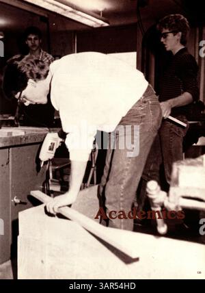 L'annuaire 1986 de la Cooper High School, intitulé « talons main attraction », documente les élèves, les enseignants, les clubs, l'athlétisme, et les événements clés de l'année scolaire 1985-1986. Banque D'Images