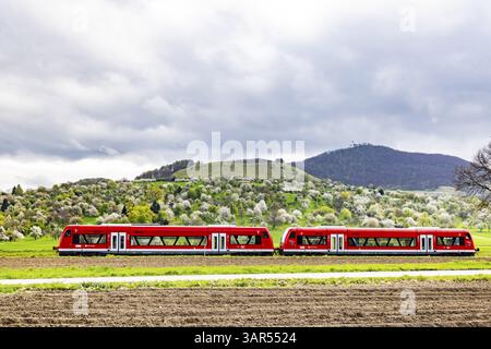 Taelesbahn, chemin de fer régional à travers la vallée de Lenninger. Printemps sur l'Albtrauf de l'Alb Souabe Floraison des arbres fruitiers dans les vergers autour de te Banque D'Images