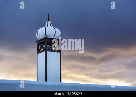 Toit de la maison avec cheminée, dôme d'oignon typique, détail devant le ciel du soir, Lanzarote, Espagne, Europe Banque D'Images