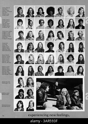 Cette édition de l’Annuaire Sagamore 1974 de Roosevelt High School offre un aperçu détaillé de l’année scolaire 1973-1974, mettant en évidence les activités des élèves, les réalisations sportives, les clubs scolaires et l’histoire afro-américaine, préservant ainsi l’héritage de l’école. Banque D'Images