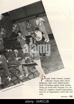 Le Hopkins High Yearbook 1987, intitulé Regalia 1987 : Out of the Blue, présente des étudiants, des enseignants, des clubs, des clubs d'athlétisme, et des événements de l'année scolaire 1986-1987. Banque D'Images