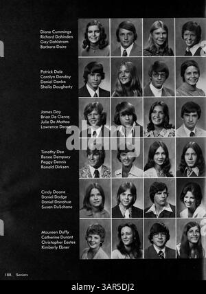 Le Robbinsdale High School Yearbook de 1976 reflète les faits saillants de l'année scolaire 1975-1976-1998, y compris l'athlétisme, les contributions des professeurs et les clubs étudiants. Banque D'Images