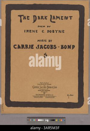 Une page tirée de 'The Dark Lament' de Carrie Jacobs-Bond, avec une photographie du compositeur. La pièce est présentée dans une gamme vocale de D4-G5 avec des paroles exagérées en dialecte afro-américain. La pochette arrière énumère d'autres chansons du compositeur. Banque D'Images