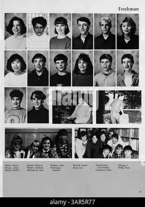 Cet annuaire du collège de 1986 documente les élèves, les enseignants, les clubs, l'athlétisme et d'autres activités à South View pendant l'année scolaire 1985-1986. Banque D'Images
