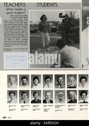 L'édition 1987 du Hopkins High Yearbook, intitulé Regalia : Out of the Blue, présente les étudiants, les enseignants, les clubs, l'athlétisme, et les événements importants de l'année scolaire 1986-1987 documentant la culture et les activités de l'école. Banque D'Images